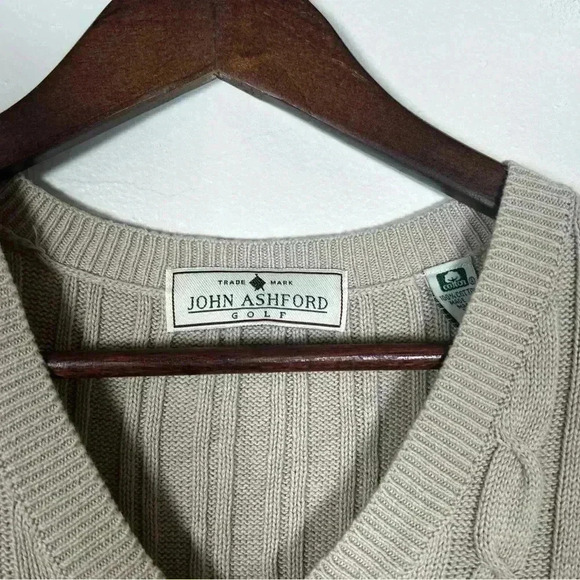 Men’s Cable Knit Sweater Vest - Picture 2 of 4